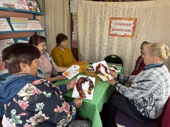 В Краснопутском СДК в рамках проекта «Активное долголетие» прошёл мастер-класс «Осенние фантазии». 