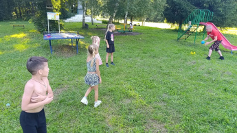 Любит лето детвора