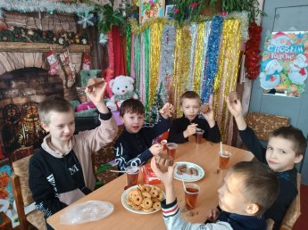 Зима -это чудесные  праздники - Новый год и Рождество, когда  можно интересно и с пользой провести время не только в кругу семьи, но и в библиотеке.