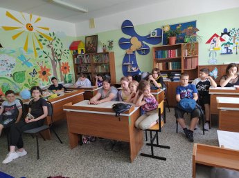 "Там на неведомых дорожках".