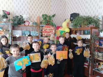 В Молчановской сельской библиотеке совместно с клубными работниками прошёл  мастер-класс "Осенние фантазии".