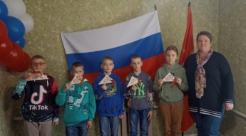 В рамках празднования Дня Победы в нашей стране проходит патриотическая Всероссийская акция «Письмо Победы», в рамках которой любой желающий может написать пожелания и слова поддержки ветеранам, а также воинам российской армии, участвующим в СВО. 