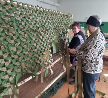 Работники культуры д. Молчаново Левое продолжают активно участвовать в важном деле — плетении масксетей  для специальной военной операции. 